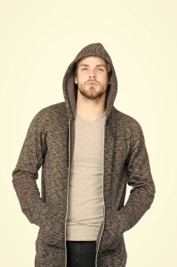 Sakal ve şık saç adam.