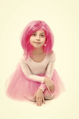 Çocukluk ve mutluluk. Beyaz arka plan üzerinde izole peruk çocuk. Küçük kız t pembe etek. bale ve sanat. Güzellik ve moda.