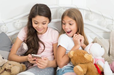 Mutlu anı yakalamak. Kız gibi boş zaman mutlu çocukluk. Kızlar smartphone ile modern teknolojisini kullanır. Selfie almak sağlar. Selfie fotoğraf arkadaşlar sosyal ağ göndermek. Çocuklar selfie alarak ve having fun