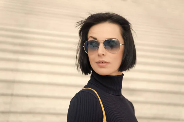 Mujer en gafas de sol en las escaleras — Foto de Stock