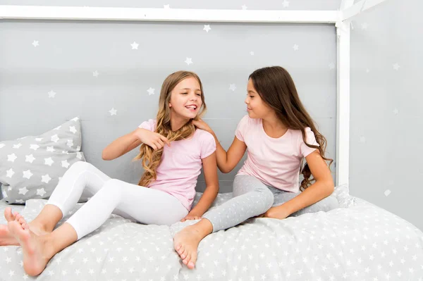 As crianças relaxam e se divertem à noite. Irmãs lazer. Meninas em pijama bonito passar o tempo juntos no quarto. Irmãs se comunicam enquanto relaxam no quarto. Tempo de família. Irmãs comunicação — Fotografia de Stock