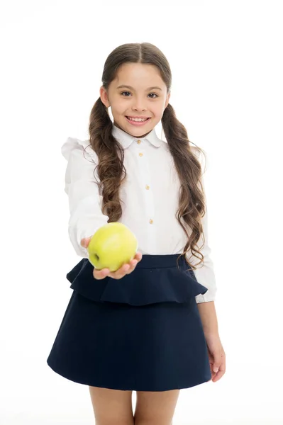 Dziewczyna uroczy uczeń trzymać jabłko owoców stojak na białym tle. Dzieciak szczęśliwie trzyma jabłko. Szkolna przekąska. Zdrowa dieta żywieniowa. Jabłkowa przekąska. Dziecko uczennica nosić formalny mundur trzymać jabłko — Zdjęcie stockowe