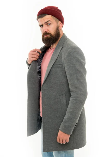 Kies bijpassende kleding. Zoek outfit opmaakprofiel dat jij je comfortabel voelt. Stijlvolle casual outfit. Herenkleding en mode concept. Man bebaarde hipster stijlvol trendy jas en hoed. Stijlvolle outfit hoed accessoire — Stockfoto