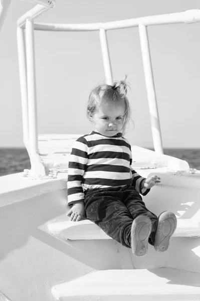 Esplora il mondo. Bambino marinaio carino su yacht giornata di sole. Avventura di marinaio ragazzo che viaggia mare. Ragazzo adorabile marinaio camicia a righe bianco yacht viaggiare in tutto il mondo. Bambino godere di vacanza sulla nave da crociera — Foto Stock