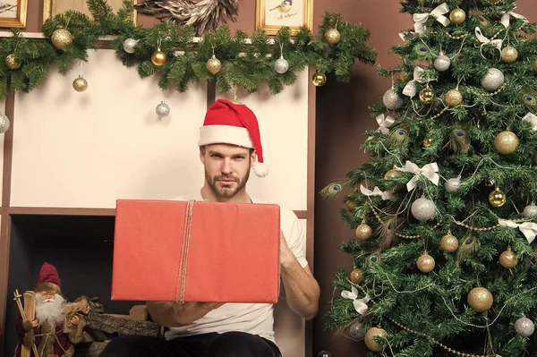 Uomo con scatola regalo all'albero di Natale — Foto Stock