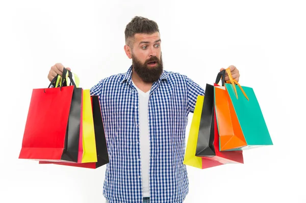 Thuis winkelen. Volwassen verrast hipster met baard. Winkelen verkoop. Mannelijke kapper zorg. Black Friday. Cyber maandag. Bebaarde man met boodschappentassen... brutale Kaukasische hipster met snor — Stockfoto