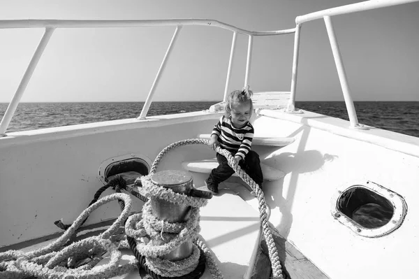 Conceito de viagem marítima. Pequena criança desfrutar de viagem de barco. Rapaz marinheiro em viagem marítima. Viagem marítima e cruzeiro. Deixe seus sonhos zarpar — Fotografia de Stock