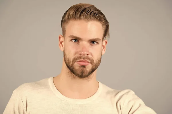 Macho i tshirt på grå bakgrund, mode — Stockfoto