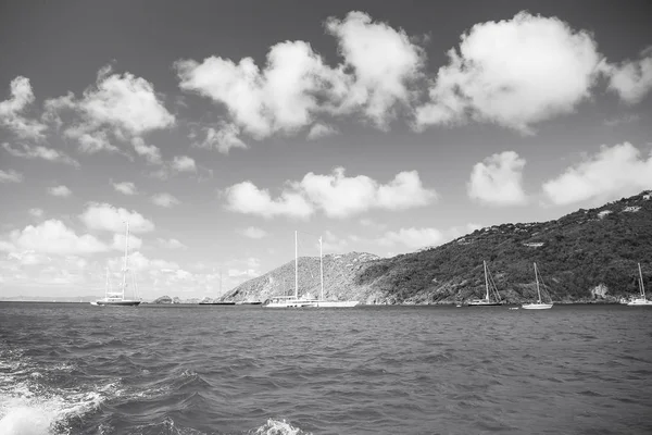 帆船在海上航行在多云的蓝天在 gustavia, st. 巴兹。帆船和游艇探险。热带岛的暑假。水运和船舶 — 图库照片