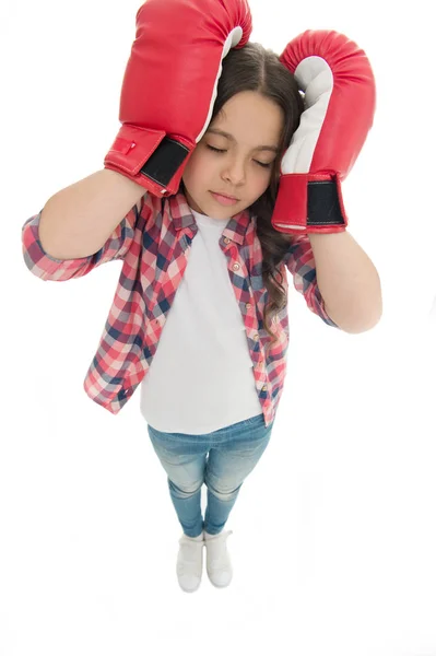 Huvudvärken. Håll dig lugn och bli av med huvudvärk. Slå huvudvärk. Boxningshandskar för flickor redo att slåss. En stark flicka lider av smärta. Barnsmärtsamt ansikte omfamna huvudet med boxningshandskar. Försvarsåtgärder — Stockfoto