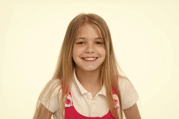 Garoto de beleza com aparência feliz e cabelo loiro longo. Menina sorrir com pele fresca. Criança com rosto bonito isolado no branco. Look de beleza e cuidados com a pele. Infância e acolhimento de crianças — Fotografia de Stock