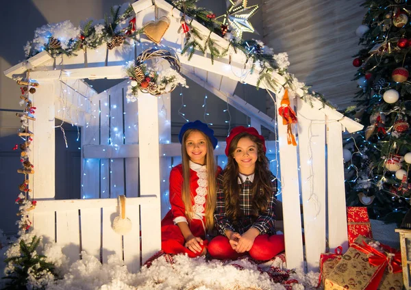 Niña linda con regalo de Navidad. Hermanitas felices celebran las vacaciones de invierno. La época de Navidad. Feliz año nuevo. entrega regalos de Navidad. Vacaciones familiares. Me gustaría. casa hecha a sí mismo —  Fotos de Stock