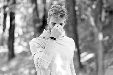 Antrenmandan sonra ağrı. Erkek koşucu baş ağrısı ya da burun kanaması yüzünden parkta koşmayı bırakır. Adımölçer bandı olan koşucu ağrı yüzünden eğitimini tamamladı. Erkek koşucu dışarıda çalışır, acıyı hisseder.