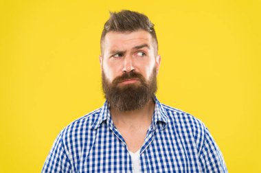 Adam ciddi bir yüz kaş değil kendine güvenen yükselterek. Bazı şüphelerim var. Hipster sakallı yüzü bir şey emin değilim. Şüpheli sakallı adam sarı zemin üzerine kapatın. Şüpheli ifade. Düşünmek gerekir