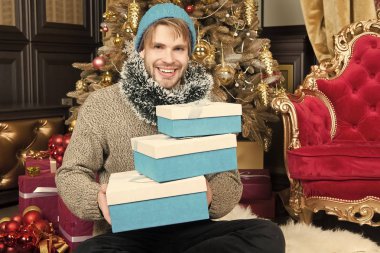 Adam şapkalı, kazak gülümseme ile sarılmış hediyeler