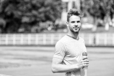 Kalan sulu. Adam atletik görünüm kalan su şişe tutmak eğitim sırasında sulu tutar. Adam spor giyim ferahlatıcı. Atlet umurunda vücut nemlendirme Stadyumu güneşli gün, eğitimden sonra