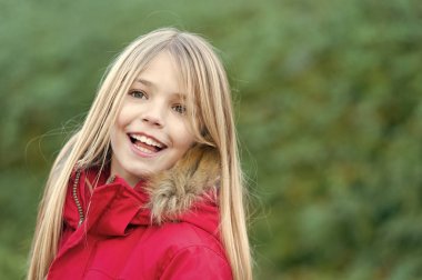 Doğal çevre üzerindeki sarı uzun saçlı gülümseme ile kız