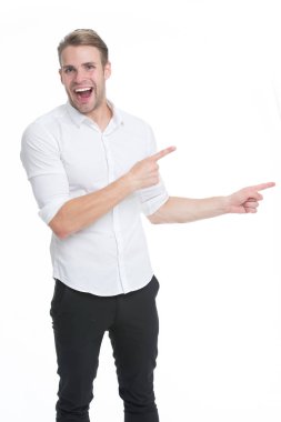 Yöneticisi veya yardımcı yardımcı yön bulmak. Yön gösteriyor. Adam tezgâhtar işaretleme beyaz izole işaret parmağı. Adam yakışıklı yönü gösterir. Bu reklam bak. Bu şekilde kavramı