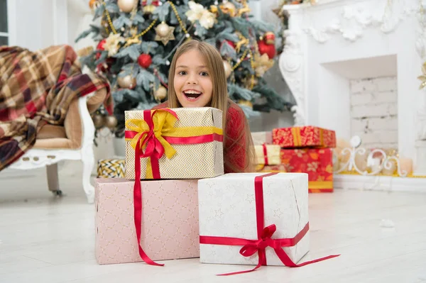 孩子们享受假期。用喜悦装饰你的圣诞节。圣诞树和礼物。新年快乐。冬天。圣诞节网上购物。家庭假期。圣诞节前的第二天早上小女孩 — 图库照片