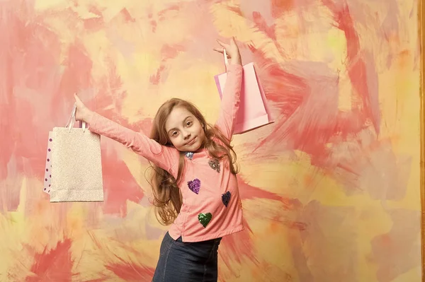 Menina criança com presente pack no fundo colorido . — Fotografia de Stock