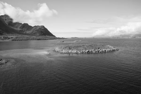 Descubra o mundo. Cruzeiro mundo redondo. Ilha pedregosa cercou água do mar idílica na Noruega. Seascape com ilha no dia ensolarado. Ilha costa penhascos pedregosos. Melhores lugares da natureza para visitar na Noruega — Fotografia de Stock