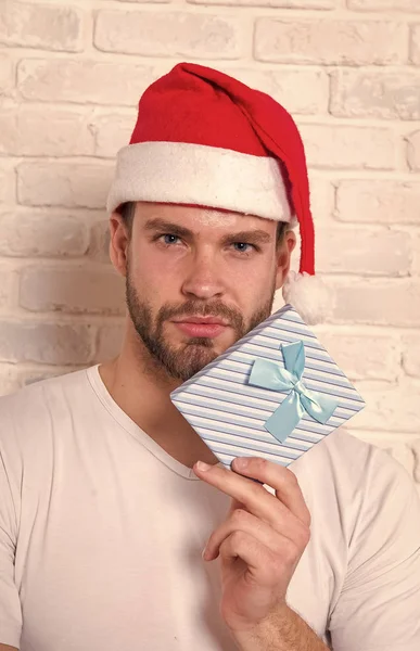 Чоловік тримає різдвяну коробку з синьою стрічкою — стокове фото