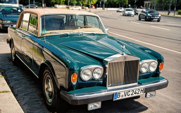 Mobil hijau eksklusif mewah Rolls Royce bayangan Perak II — Stok Foto