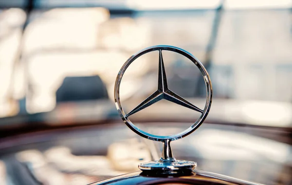 Mercedes Benz jele vagy a logó, zár-megjelöl — Stock Fotó