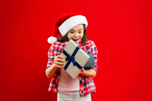 Boldog téli ünnepek. A számomra. Kis lány. Xmas jelen. Gyermekkori. Karácsonyi bevásárlás. Kis lány gyermek santa piros kalapban. Új év party. Santa claus gyerek. Karácsony — Stock Fotó