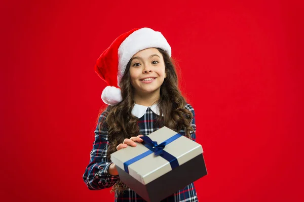 Niña con sombrero rojo de santa. Compras de Navidad. Fiesta de año nuevo. Chico Santa Claus. Feliz Navidad y Feliz Año Nuevo. Regalo para Navidad. Infancia. Felices fiestas de invierno. Niña pequeña —  Fotos de Stock