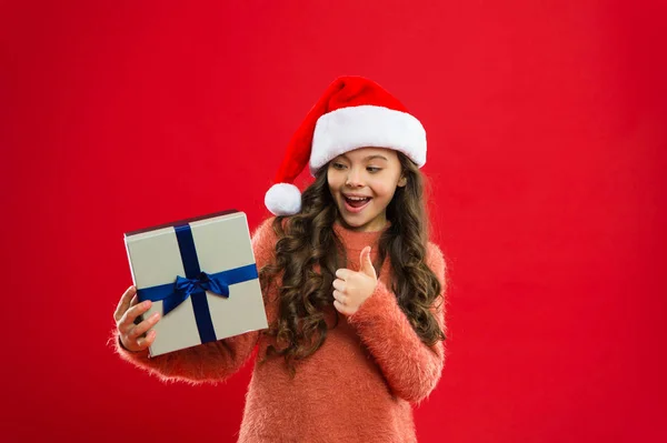 Fiesta de año nuevo. Chico Santa Claus. Niña con sombrero rojo de santa. Compras de Navidad. Regalo para Navidad. Infancia. Felices fiestas de invierno. Niña pequeña. Se acerca la Navidad —  Fotos de Stock