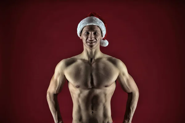 Mutlu kış tatili. Kırmızı. Noel için hediye. Noel alışveriş. Noel Baba şapkası seksi kaslı adam. Yeni yıl partisi. Noel Baba adam. Kusursuz bir beden. Yeni yıl partisi. Mutlu yıllar sana — Stok fotoğraf