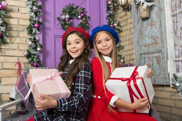 做一个伟大的圣诞礼物。圣诞节和新年的节日准备在家里。可爱的孩子与新年礼物。快乐的小女孩拿着礼品盒。圣诞快乐, 新年快乐 — 图库照片