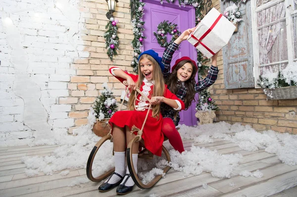 De Santa. Feliz año nuevo. El invierno. Árbol de Navidad y regalos. compras en línea de Navidad. Vacaciones familiares. La mañana antes de Navidad. Niñas en trineo. Niño disfrutar de las vacaciones — Foto de Stock