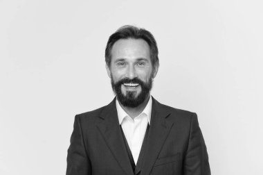 Hipster konsepti. Mutlu hipster gülümsüyor. Sakallı ve bıyıklı hippi. Sakal beni hipster yapıyor.