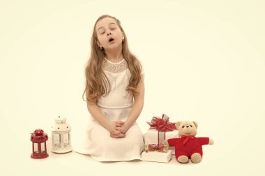 Çocuk veya çocuk üzerinde beyaz izole mevcut paketiyle.