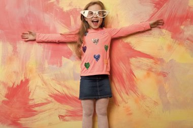 Renkli arka plan üzerinde kız çocuk.