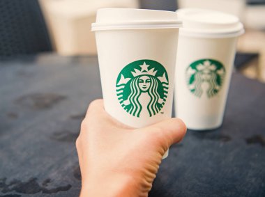 Uzun boylu bir Starbucks kahve starbucks kafede