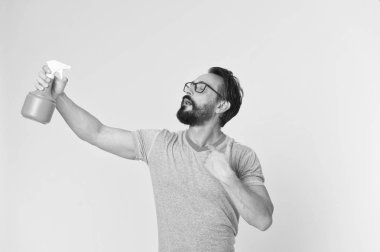 Kavram yenileyin. Su serpme sakallı adam yenileme. Adam refresh püskürtülen ilaç şişe ile. Zaman yenilemek için