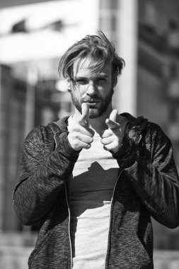 Sen de benimle koşacak mısın? Erkek spor kıyafeti sabah koşusuna hazır. Güneşli bir sabah enerji yükünü doldurur. Sporcu şehir dışı eğitimi alıyor. Koşucu her sabah koşmak için motive olur.