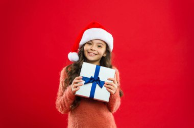Mutlu kış tatili. Küçük kız. Yeni yıl partisi. Noel baba çocuk. Noel Baba kırmızı şapkalı küçük kız çocuğu. Noel için hediye. Çocukluk. Noel alışveriş. hediye kutusu
