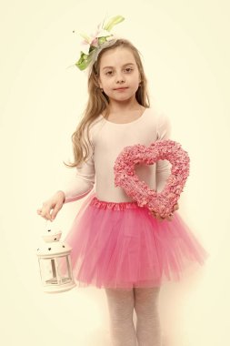 Çocuk ile pembe kalp çelenk ve xmas fener