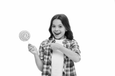 Etkileyici gerçek şeker besin. Gülen kız çocuğu lolipop şeker tutuyor. Lolipopu olan kız şaşırmış görünüyor. Sağlıklı beslenme ve diyet konsepti. Şaşırtıcı etki şekerim. Tatil tatlıları.