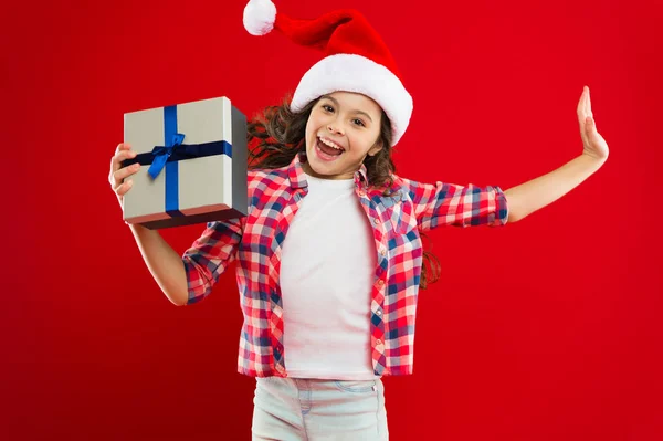 Compras de Navidad. Niña con sombrero de santa. Regalo para Navidad. Infancia. Fiesta de año nuevo. Chico Santa Claus. Felices fiestas de invierno. Niña pequeña. El amor está en el aire. felicidad . —  Fotos de Stock