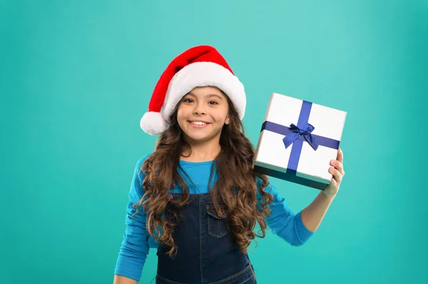 Fiesta de año nuevo. Chico Santa Claus. Niña con sombrero de santa. Regalo para Navidad. Infancia. Felices fiestas de invierno. Niña pequeña. Compras de Navidad. Para Santa. fondo azul. —  Fotos de Stock