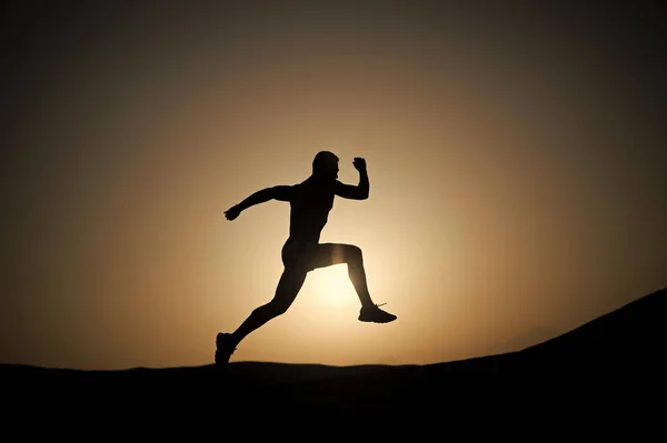 Силуэт или бегун, парень, бегущий под открытым небом — стоковое фото