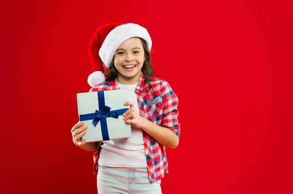 Regalo para Navidad. Infancia. Fiesta de año nuevo. Santa niña. Compras de Navidad. Felices fiestas de invierno. Niña pequeña. Niña con sombrero de santa. Navidad juntos. Fiesta de Año Nuevo con los mejores amigos —  Fotos de Stock