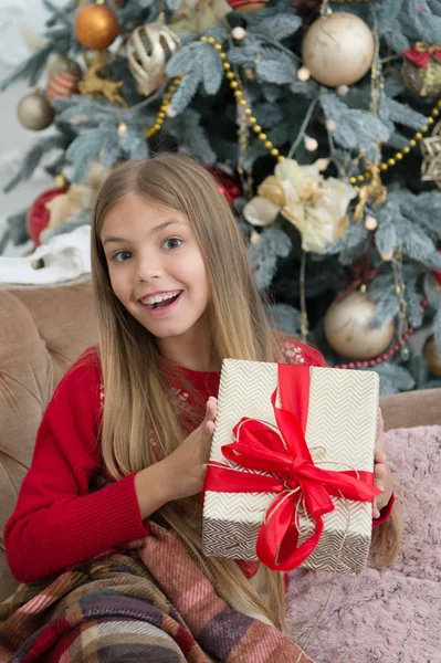 La Navidad está aquí. compras en línea de Navidad. Vacaciones familiares. Feliz año nuevo. El invierno. La mañana antes de Navidad. Niña. Árbol de Navidad y regalos. Niño disfrutar de las vacaciones —  Fotos de Stock