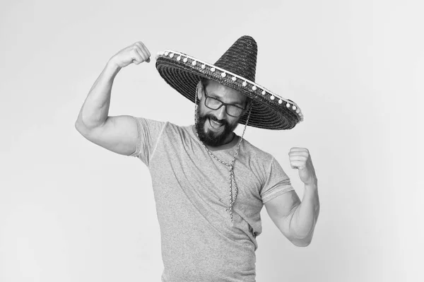 Mexicaanse concept. Gelukkig man glimlach in Mexicaanse hoed. Mexicaanse man in een sombrero hoed. Viering van de Mexicaanse partij — Stockfoto