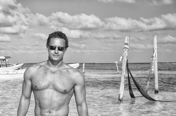 Mannen på stranden i costa maya, Mexiko. Sexig man med muskulös torso njuta av soliga dag på karibiska strand. Man sola och koppla av på stranden. Sommar strandsemester för muskulös man. Redo att ha kul — Stockfoto
